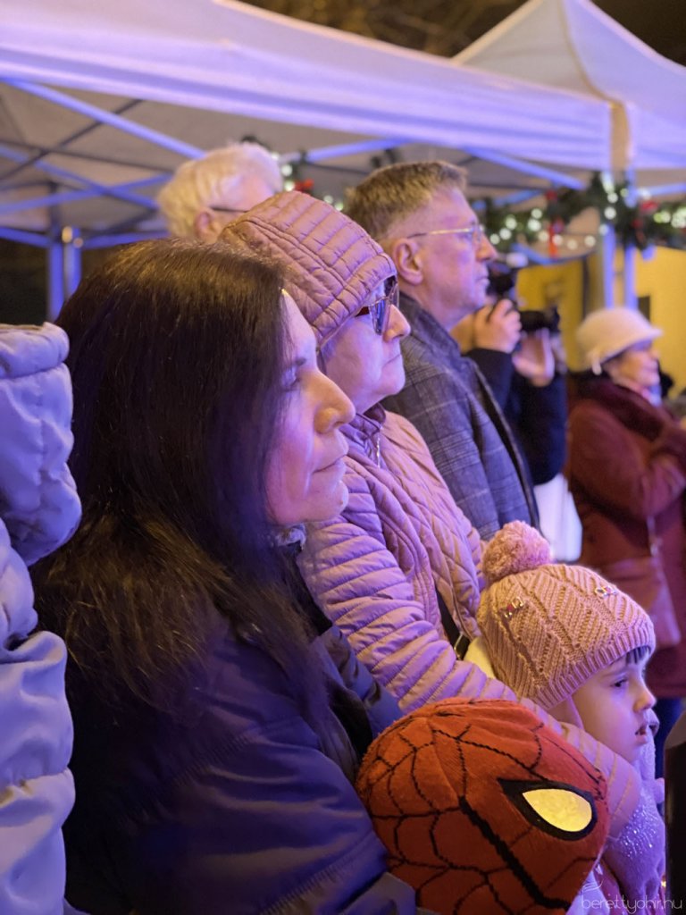 Fellobbant a szeretet lángja 48